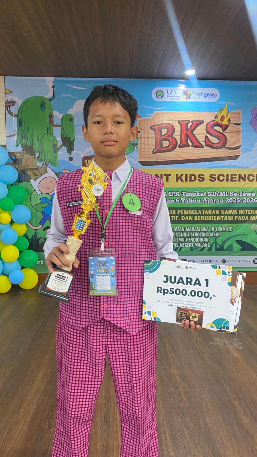 Azka menerima piala Juara 1 Brilliant Kids Science bidang IPA