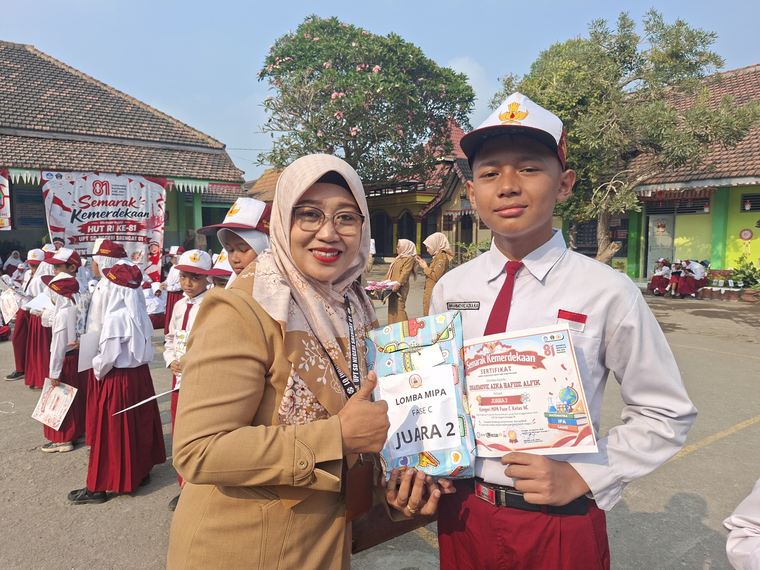 Azka memegang sertifikat Juara 2 lomba MIPA tingkat sekolah