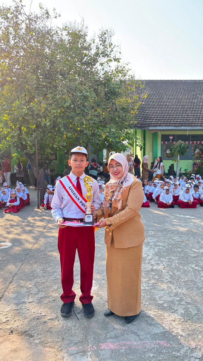 Azka memegang piala Juara 1 Brilliant Kids Science